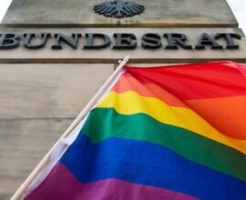 berlin bundesrat hisst zum csd die regenbogenflagge cuvOBXKi