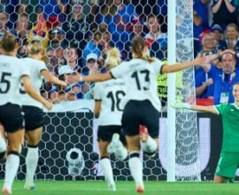 em 2025 ann katrin berger h lt zwei elfmeter janina minge uberragt die einzelkritik pypTjAif