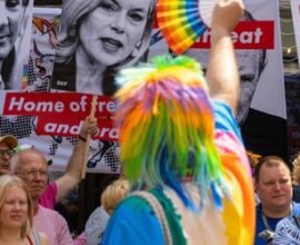 richterwahl und regenbogenflagge wir gegen die die gegen uns EXa6VIeW