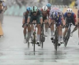 tour de france mann wollte vor den sprintern uber die ziellinie radeln qjDT9cC4