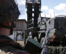 ukraine krieg wer patriot flugabwehrsysteme an die ukraine liefern kann und wann HlUt39Pn