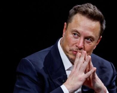 app store elon musk droht apple mit klage wegen benachteiligung von x und grok HhTiLDHb