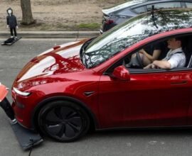 elon musk aktion re verklagen tesla wegen angeblicher falschangaben zu robotaxis 3CMqrI9A