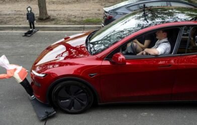 elon musk aktion re verklagen tesla wegen angeblicher falschangaben zu robotaxis 3CMqrI9A